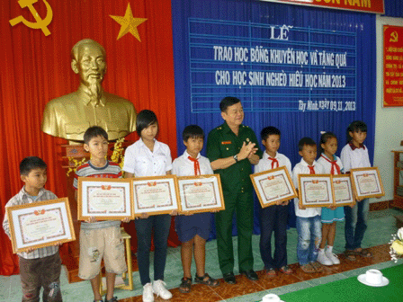 Hội Cựu chiến binh Tây Ninh: Trao học bổng cho học sinh nghèo